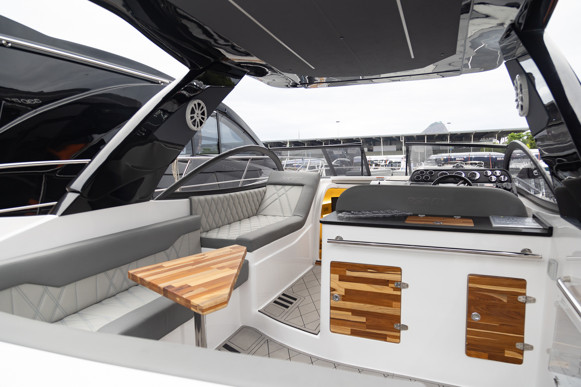 Solara 330 GT: a bordo com sustentabilidade e conforto
